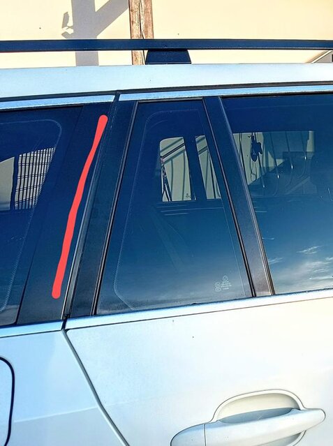 BMW Listwa pionowa szyby bagażnika-640x858.jpg